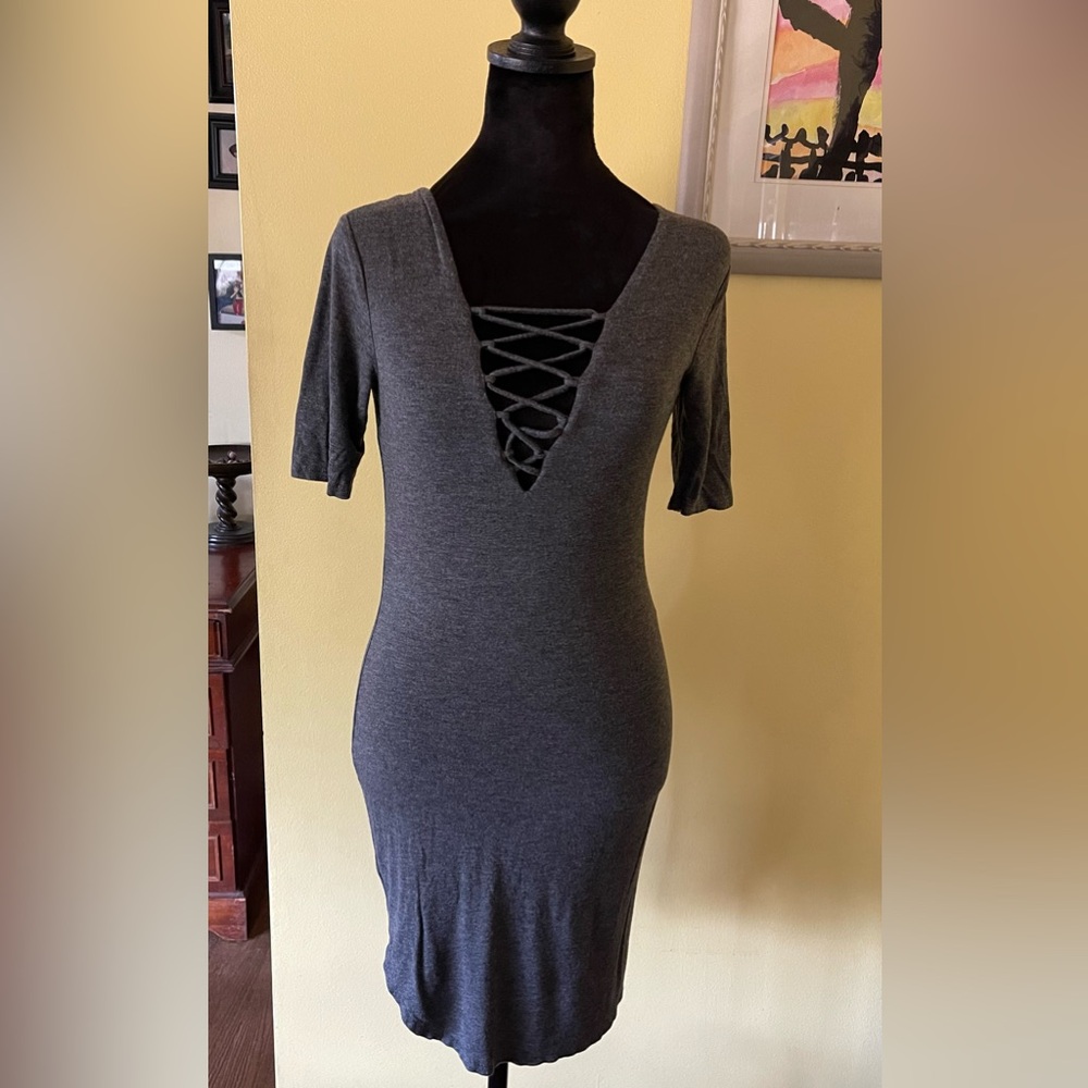 Very cute grey dress/w v-neck, size med